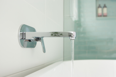 Bathtub tap with running water