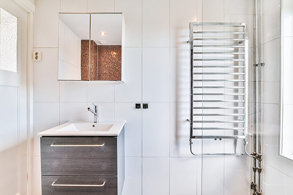 Stacked vertical tiled bathroom